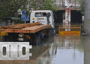 दिल्ली बारिश समाचार: दिल्ली-एनसीआर में रिकॉर्ड बारिश, दिखा तूफान का असर