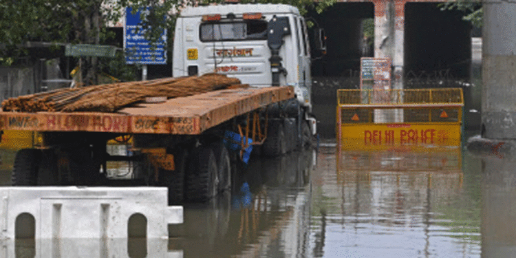 दिल्ली बारिश समाचार: दिल्ली-एनसीआर में रिकॉर्ड बारिश, दिखा तूफान का असर