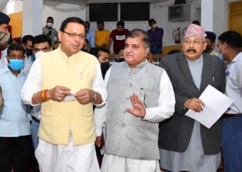 मुख्यमंत्री श्री पुष्कर सिंह धामी, विधानसभा परिसर  में अपनी मांगों को लेकर बैठे पिरान कलियर के विधायक श्री फुरकान अहमद और भगवानपुर की विधायक श्रीमती ममता राकेश के पास गये और उनकी बातों को सुना