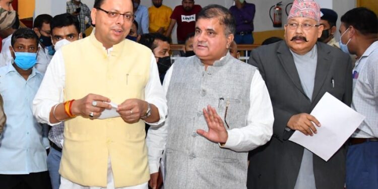 मुख्यमंत्री श्री पुष्कर सिंह धामी, विधानसभा परिसर में अपनी मांगों को लेकर बैठे पिरान कलियर के विधायक श्री फुरकान अहमद और भगवानपुर की विधायक श्रीमती ममता राकेश के पास गये और उनकी बातों को सुना