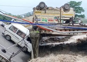 रानीपोखरी में ,देहरादून -ऋषिकेश को जोड़ने वाला पुल टूटा, SDRF मौके पर मुस्तेद