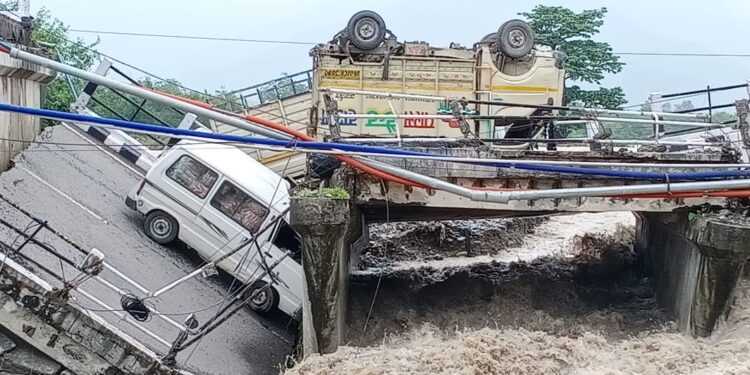 रानीपोखरी में ,देहरादून -ऋषिकेश को जोड़ने वाला पुल टूटा, SDRF मौके पर मुस्तेद