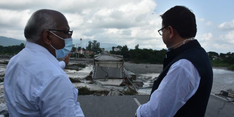 मुख्यमंत्री श्री पुष्कर सिंह धामी ने पिछले दिनों नदी के अधिक बहाव से क्षतिग्रस्त हुए रानी पोखरी पुल स्थलीय निरीक्षण कियामुख्यमंत्री श्री पुष्कर सिंह धामी ने पिछले दिनों नदी के अधिक बहाव से क्षतिग्रस्त हुए रानी पोखरी पुल स्थलीय निरीक्षण किया