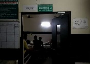 आगरा में खेरिया एयरपार्ट पर यात्रियों से मुख्यमंत्री ने शहर का हालचाल जाना