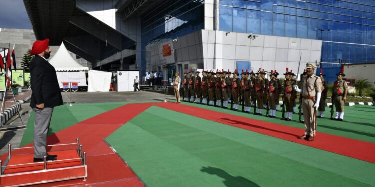 उत्तराखंड के नवनियुक्त राज्यपाल लेफ्टिनेंट जनरल (सेवानिवृत) श्री गुरमीत सिंह के जौलीग्रांट एयरपोर्ट आगमन पर केबिनेट मंत्री डॉ. धन सिंह रावत, श्री गणेश जोशी एवं स्वामी यतीश्वरानंद ने स्वागत किया