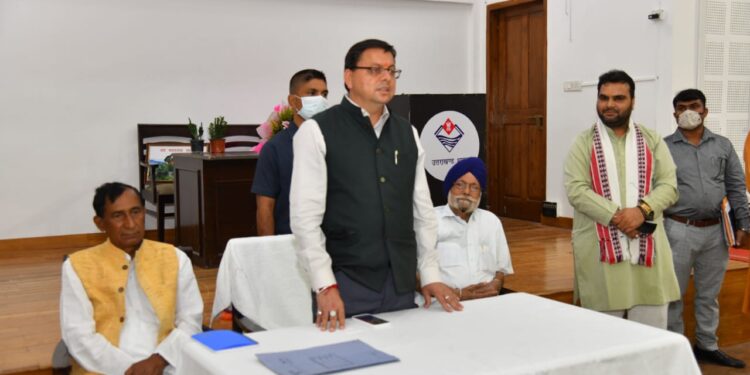 मुख्यमंत्री श्री पुष्कर सिंह धामी से मुख्यमंत्री कैम्प कार्यालय में विधायक श्री हरभजन सिंह चीमा के नेतृत्व में बाजपुर के किसानों के प्रतिनिधिमण्डल ने भेंट की। उन्होंने किसानों के हित में किये जा रहे प्रयासों के लिए मुख्यमंत्री का आभार व्यक्त किया