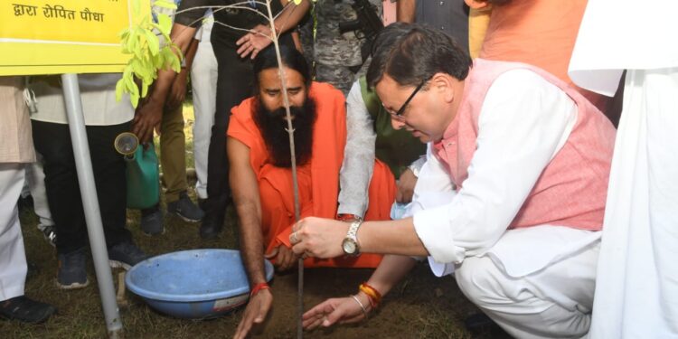 मुख्यमंत्री श्री पुष्कर सिंह धामी ने पतंजलि योगपीठ फेज-2 के पतंजलि अनुसंधान संस्थान में स्वामी रामदेव जी एवं आचार्य बालकृष्ण जी से शिष्टाचार भेंट की।