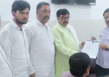 जंगीपुर विधानसभा में खराब सड़कों को लेकर सियासत तेज हो गई है। सपा विधायक जंगीपुर के सड़कों में गडढ़े को लेकर धरना प्रदर्शन किए