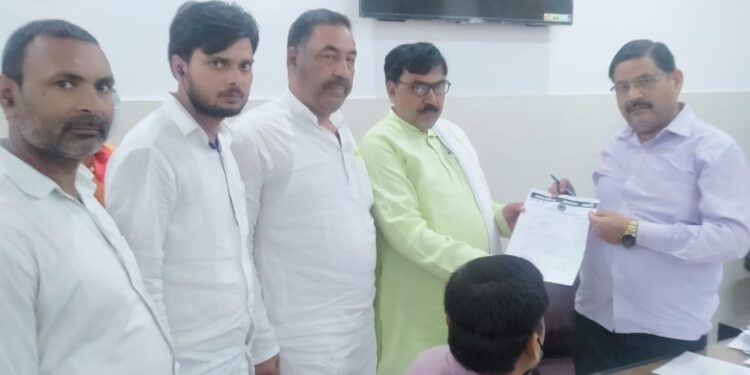 जंगीपुर विधानसभा में खराब सड़कों को लेकर सियासत तेज हो गई है। सपा विधायक जंगीपुर के सड़कों में गडढ़े को लेकर धरना प्रदर्शन किए