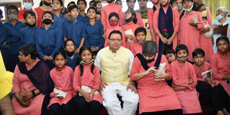 मुख्यमंत्री पुष्कर सिंह धामी ने तिलक रोड स्थित बाल वनिता आश्रम में जाकर बच्चों के साथ अपना जन्म दिवस मनाया। इस अवसर पर मुख्यमंत्री ने वृक्षारोपण किया एवं बच्चों को मिष्ठान वितरण किया