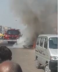 आगरा में हाईवे पर दौड़ती कार मेें लगी आग