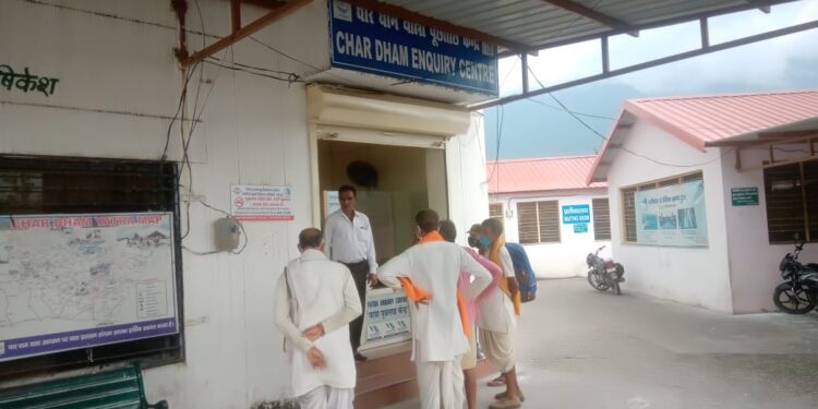 देवस्थानम बोर्ड ने चारधाम यात्रा बस अड्डे‌ पर‌ यात्री सहायता काउंटर शुरू किया।