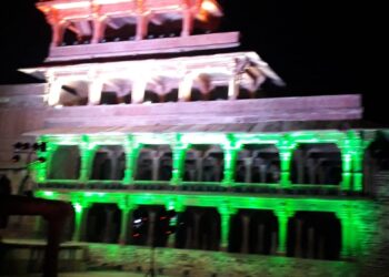 रंग बिरंगी तिरंगा रौशनी में नहाया फतेहपुरसीकरी