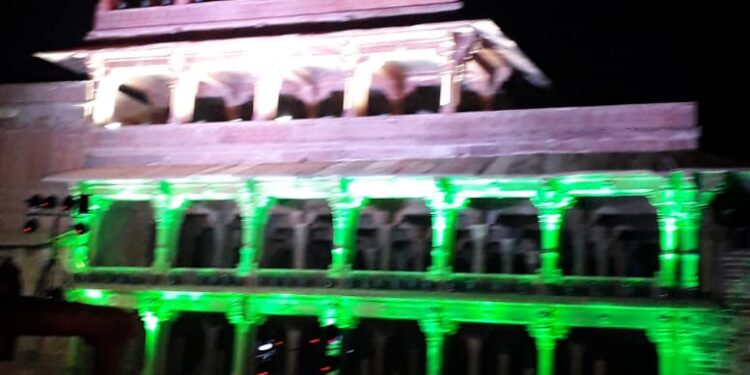 रंग बिरंगी तिरंगा रौशनी में नहाया फतेहपुरसीकरी