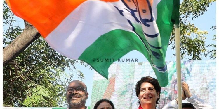 बाराबंकी के हरख बाजार से महासचिव श्रीमती प्रियंका गांधी वाड्रा ने रवाना की प्रतिज्ञा यात्रा