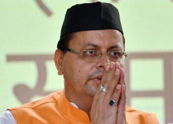 मुख्यमंत्री श्री पुष्कर सिंह धामी ने सियाचिन में अपने कर्तव्यों का निर्वहन करते हुए   शहीद हुए ग्राम धारकोट, पौड़ी निवासी, 57 बंगाल इंजीनियरिंग के जवान विपिन सिंह गुसाईं  के घर पर जाकर उनकी देह पर पुष्पचक्र अर्पित कर श्रद्धांजलि दी।