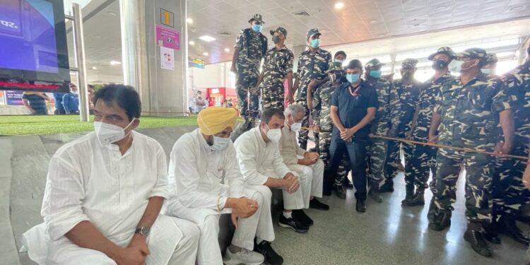 राहुल गाँधी पहुंचे लखनऊ