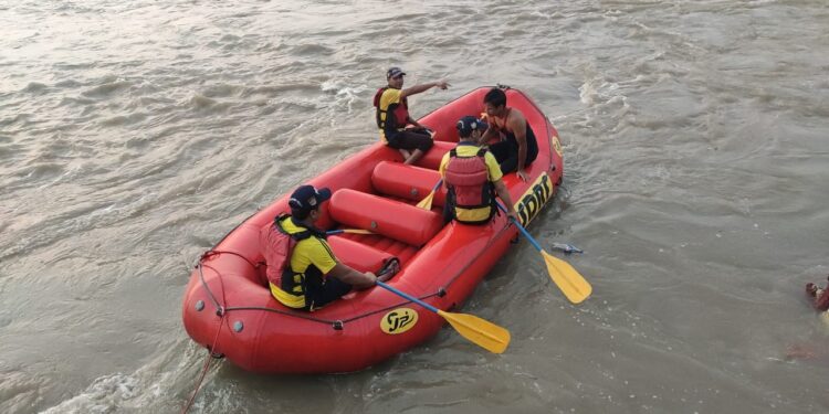 हरिपुर कला-रायवाला गंगा नदी मे बही 3 महिलाए हुई लापता SDRF टीम की खोज जारी।