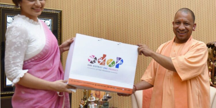 मुख्यमंत्री से फिल्म अभिनेत्री सुश्री कंगना राणावत ने भेंट की