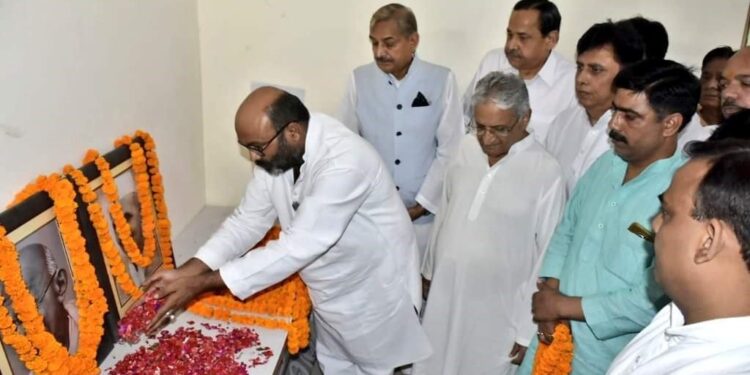 राष्ट्रपिता महात्मा गांधी जी एवं पूर्व प्रधानमंत्री स्व0 लाल बहादुर शास्त्री की जयंती पर प्रदेश मुख्यालय में ‘‘पग-पग गांधी रग-रग देश’’ विचार गोष्ठी को आयोजन