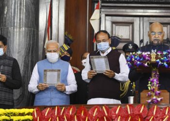 प्रधानमंत्री ने संसद में संविधान दिवस समारोह में भाग लिया