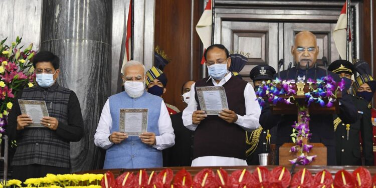 प्रधानमंत्री ने संसद में संविधान दिवस समारोह में भाग लिया