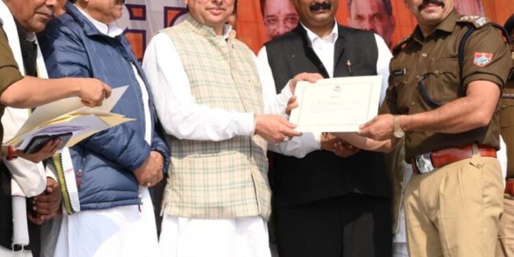 पुष्कर सिंह धामी ने सैनिक स्मारक को दी श्रद्धांजलि