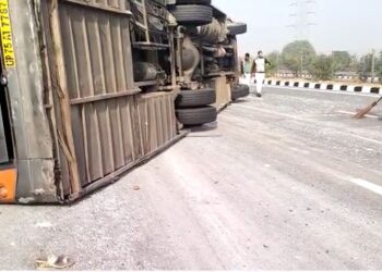 आगरा में एक्सप्रेस वे पर बस पलटी, 28 सवारियां हुईं घायल