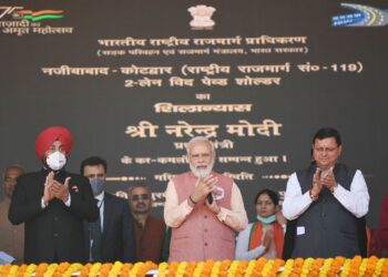 प्रधानमंत्री ने किया परेड ग्राउण्ड देहरादून  लगभग 18 हजार करोड़ की योजनाओं का शिलान्यास एवं लोकार्पण