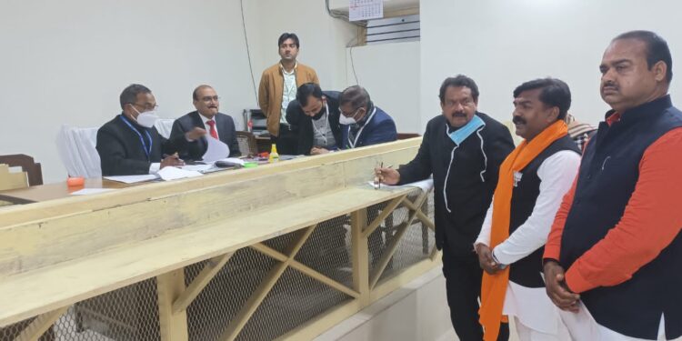 अखिलेश यादव के खिलाफ केंद्रीय कानून राज्यमंत्री एस पी सिंह बघेल ने ताल ठोकी