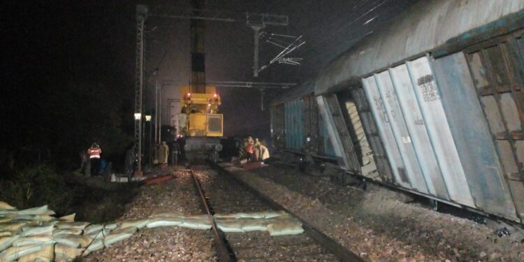 मालगाड़ी पलटने से कई ट्रेनें हुई प्रभावित