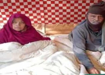 बुजर्ग दंपति ने मांगी इच्छा मृत्यु , बेटों ने बाहर निकाला तो 9 दिन से धरने पर बैठे