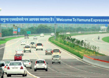 आगरा में घने कोहरे में टकराये कई वाहन, एक दर्जन घायल