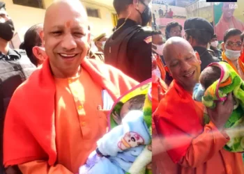 आगरा में सीएम योगी ने मुस्लिम महिला के बच्चे को गोद में खिलाया