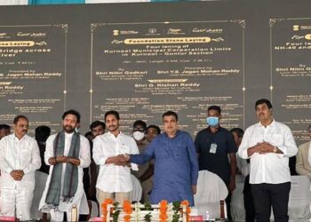 श्री नितिन गडकरी ने आंध्र प्रदेश के विजयवाड़ा में 21,559 करोड़ रुपये के निवेश से 51 राष्ट्रीय राजमार्ग परियोजनाओं का उद्घाटन और शिलान्यास किया