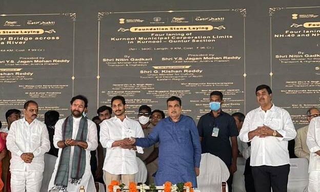 श्री नितिन गडकरी ने आंध्र प्रदेश के विजयवाड़ा में 21,559 करोड़ रुपये के निवेश से 51 राष्ट्रीय राजमार्ग परियोजनाओं का उद्घाटन और शिलान्यास किया