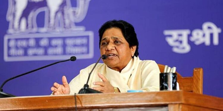 सत्ता में होने पर गरीबों का ध्यान नहीं रहता कांग्रेस को: मायावती