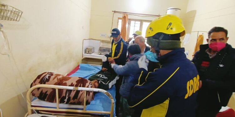 उत्तरकाशी – स्याना चट्टी के पास हुआ हादसा, SDRF उत्तराखण्ड पुलिस ने घायल को पहुंचाया अस्पताल
