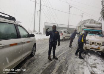 विभिन्न जनपदों में भारी वर्षा व बर्फबारी, अनेक स्थानों पर फंसे लोगों को SDRF उत्तराखण्ड पुलिस ने किया सुरक्षित