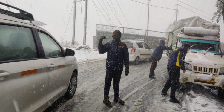 विभिन्न जनपदों में भारी वर्षा व बर्फबारी, अनेक स्थानों पर फंसे लोगों को SDRF उत्तराखण्ड पुलिस ने किया सुरक्षित