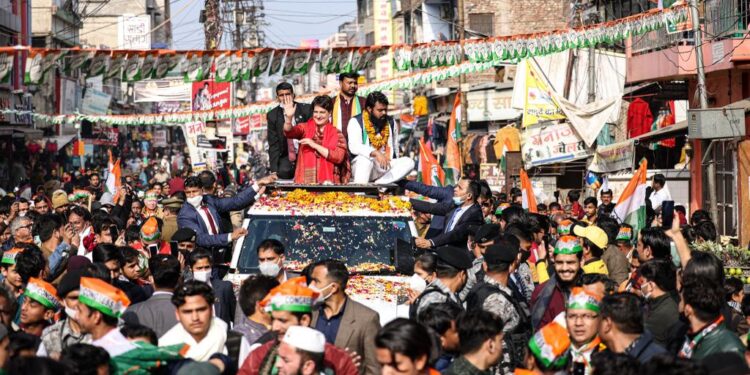 कांग्रेस  की  राष्ट्रीय महासचिव ने अलीगढ़ में किया चुनाव प्रचार व रोड शो