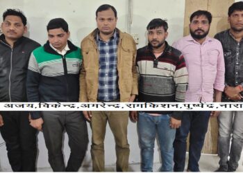 आगरा में ताज पर भगवा वस्त्र पहन हनुमान चालीसा पढऩे जा रहे विहिप  कार्यकर्ताओं को पुलिस ने रोका