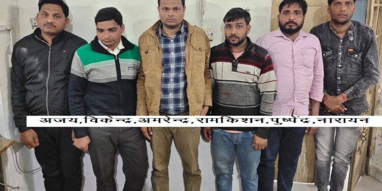 आगरा में ताज पर भगवा वस्त्र पहन हनुमान चालीसा पढऩे जा रहे विहिप कार्यकर्ताओं को पुलिस ने रोका