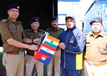 श्री मणिकांत मिश्रा, सेनानायक SDRF द्वारा आरक्षी राजेन्द्र नाथ को अफ्रीका महाद्वीप की सबसे ऊंची चोटी माउंट क्लीमेंजारो के सफल आरोहण हेतु किया फ्लैग ऑफ