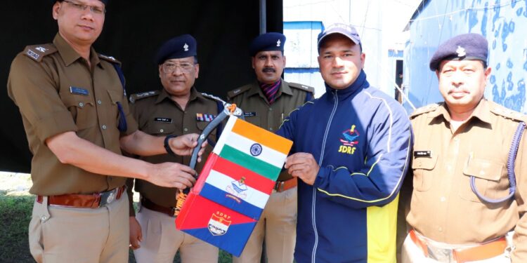 श्री मणिकांत मिश्रा, सेनानायक SDRF द्वारा आरक्षी राजेन्द्र नाथ को अफ्रीका महाद्वीप की सबसे ऊंची चोटी माउंट क्लीमेंजारो के सफल आरोहण हेतु किया फ्लैग ऑफ