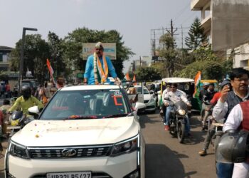 प्रियंका गांधी ने कांग्रेस प्रत्याशियों के लिए लखनऊ में रोड शो करके वोट मांगा