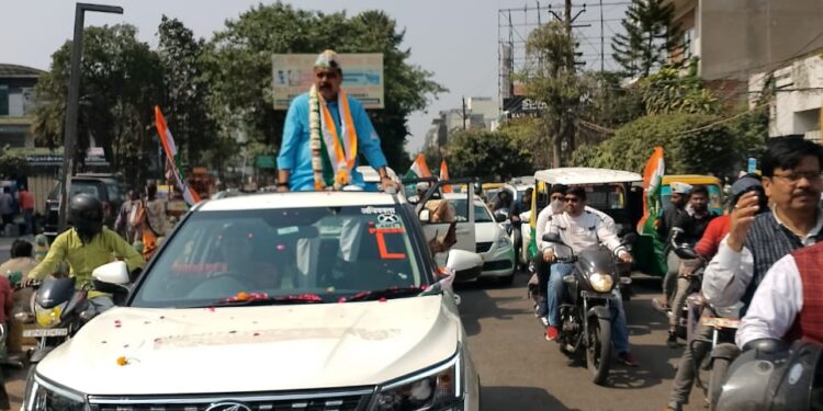 प्रियंका गांधी ने कांग्रेस प्रत्याशियों के लिए लखनऊ में रोड शो करके वोट मांगा