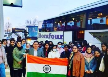 भारतीय छात्रों की यूक्रेन से वतन वापसी हुई शुरू आगरा के शेखर कुमार शुभचिंतकों को यूक्रेन के हालातों से करा रहे  हैं अवगत