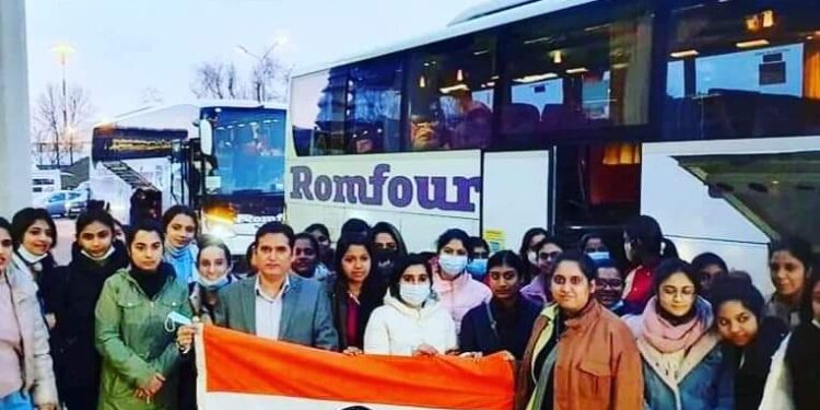 भारतीय छात्रों की यूक्रेन से वतन वापसी हुई शुरू आगरा के शेखर कुमार शुभचिंतकों को यूक्रेन के हालातों से करा रहे  हैं अवगत