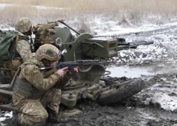 आगरा सहित कई आसपास के छात्र फंसे हैं यूक्रेन में गुरुवार को तुषार की सकुशल वापसी पर घरवालों ने उतारी उसकी आरती